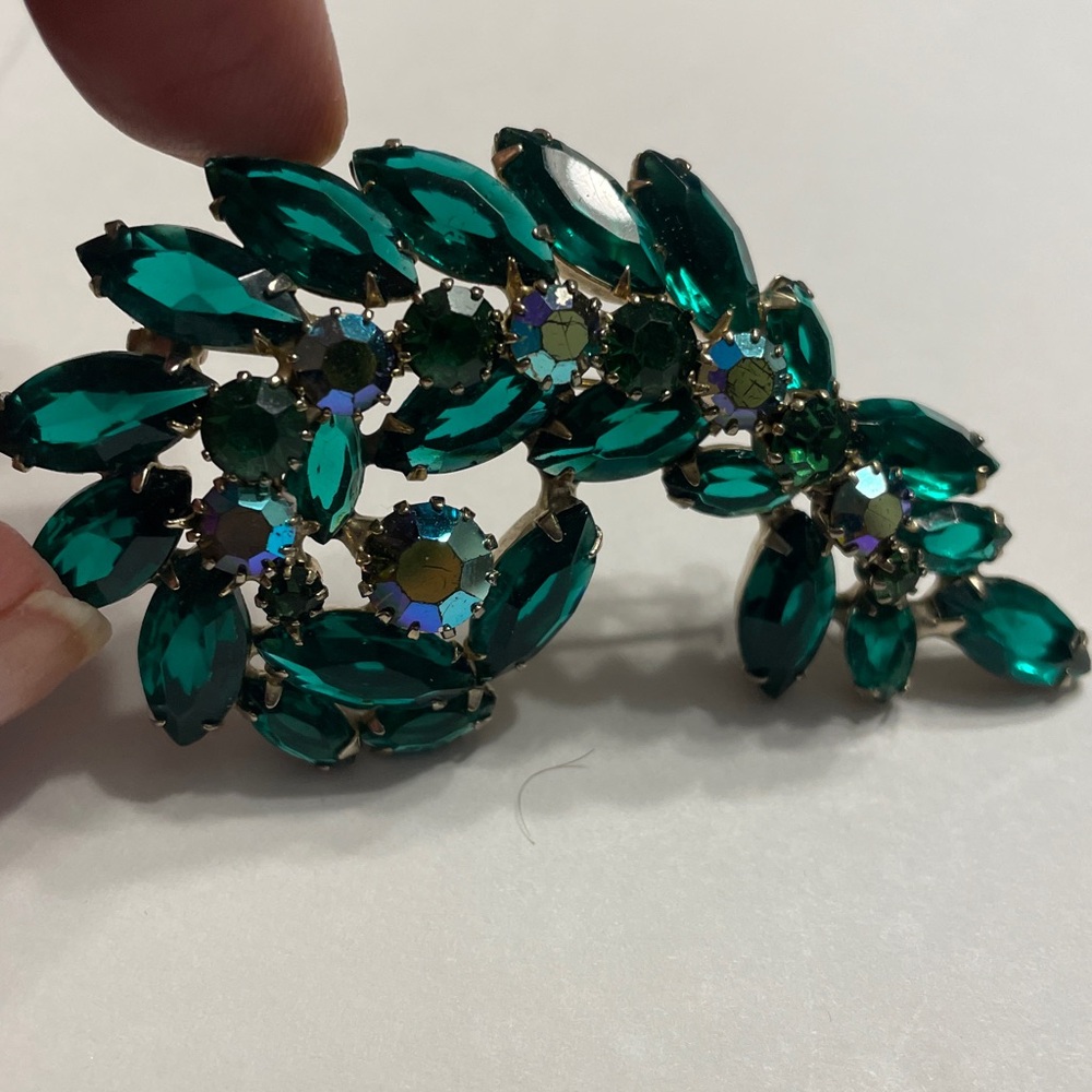 VINTAGE WEISS Green AND AURORA BOREALIS Crystal Brooch
